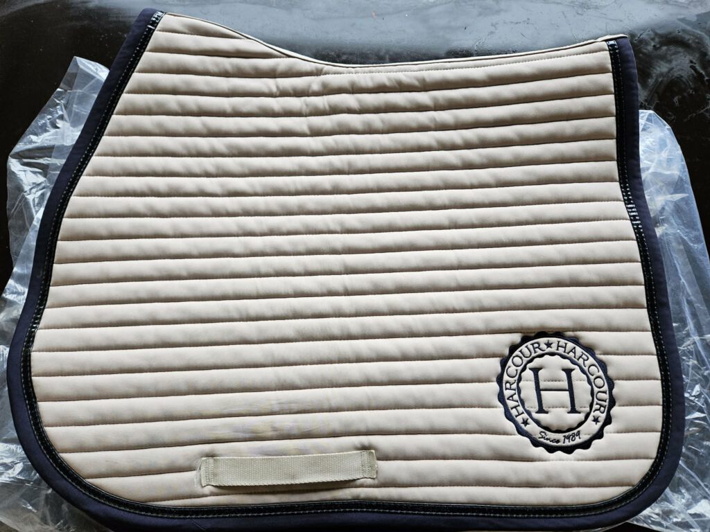 tapis équestre nettoyé par equi'nett